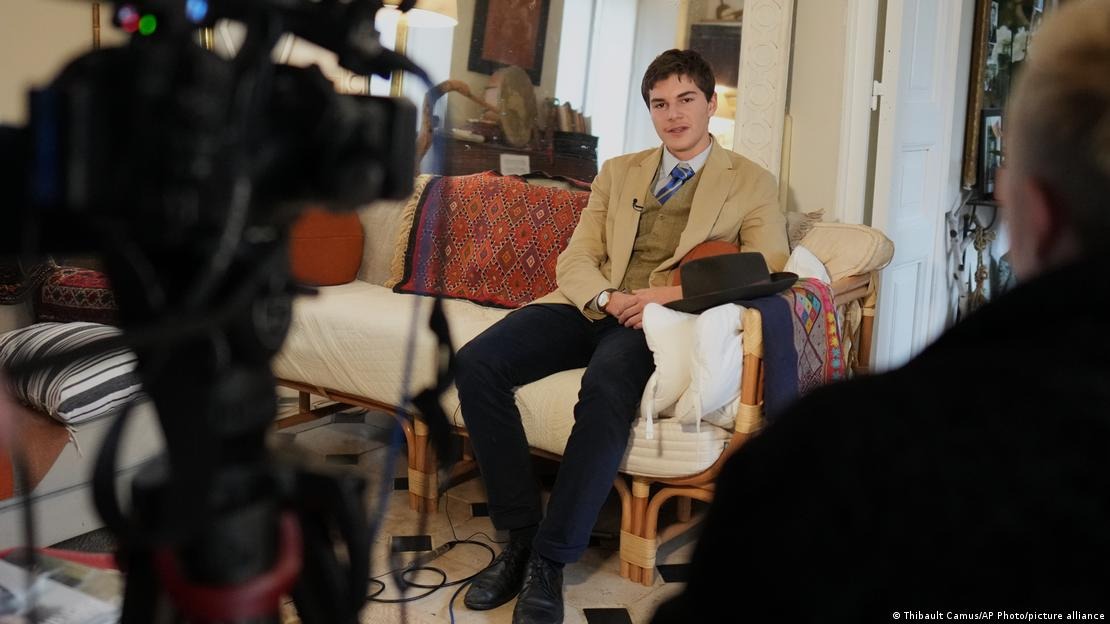 Misterio resuelto: misterioso "detective" de la foto del robo del Louvre era un joven de 15 años