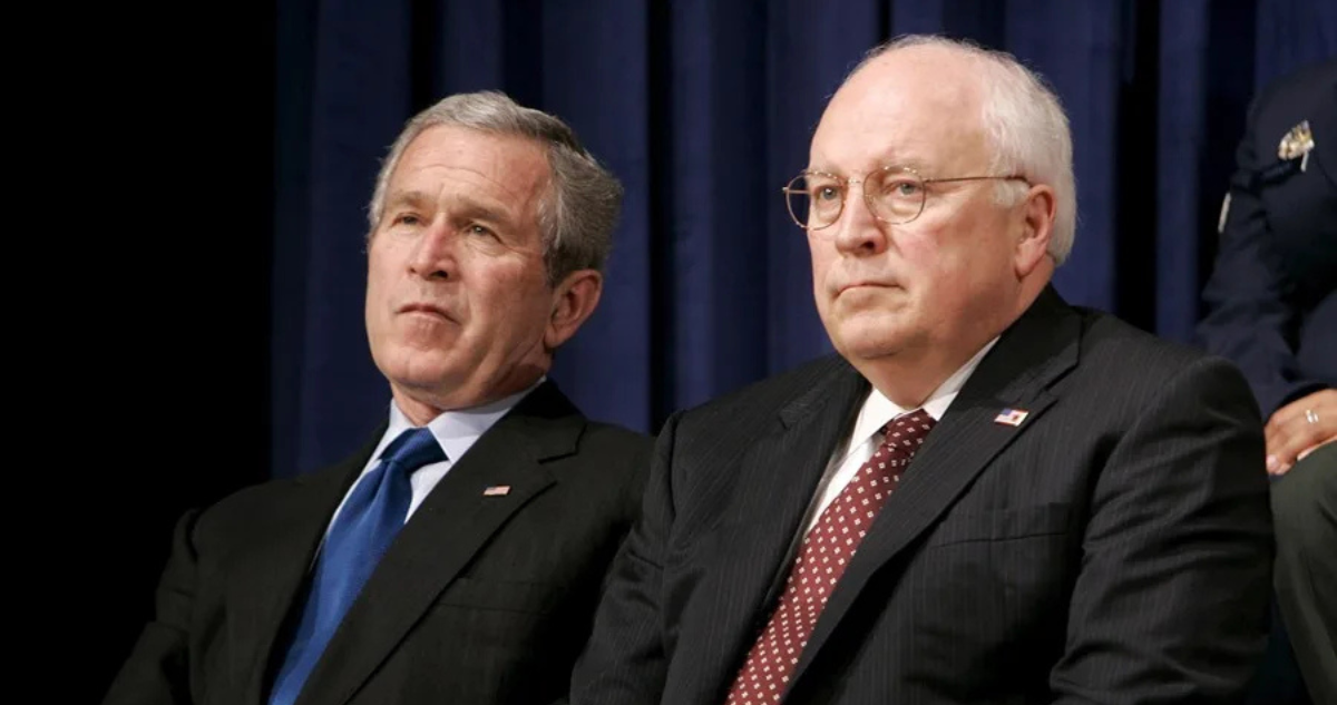El ex presidente de EEUU George W. Bush (i), junto a su entonces vicepresidente Dick Cheney
