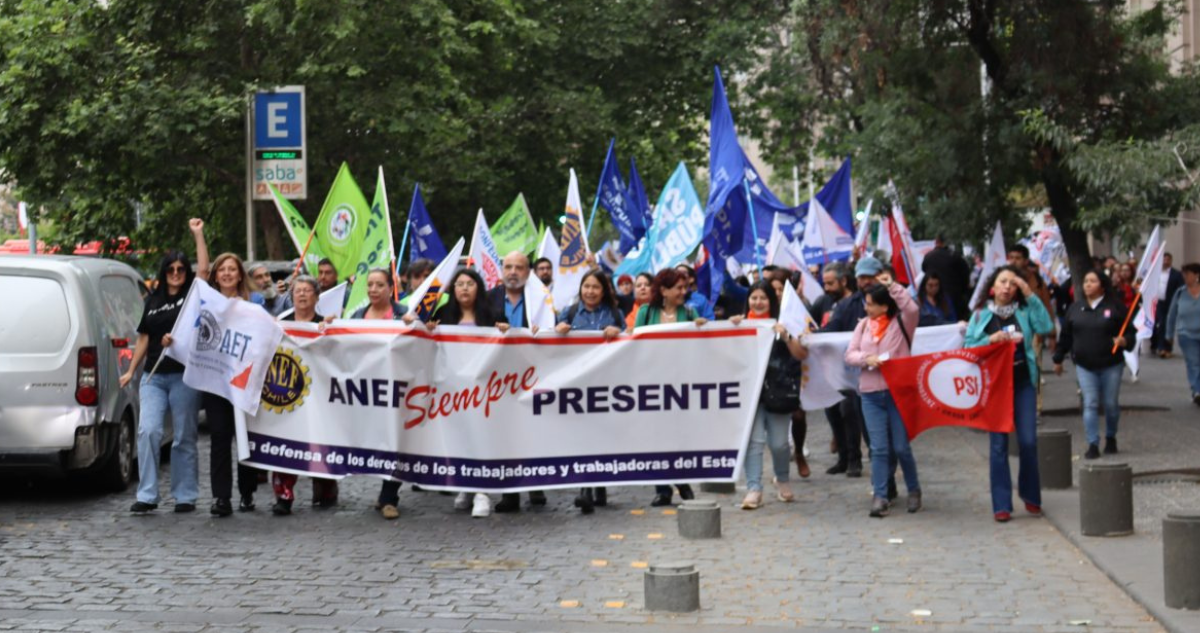 Funcionarios públicos de la región de Los Ríos exigen reajuste salarial de un 2%