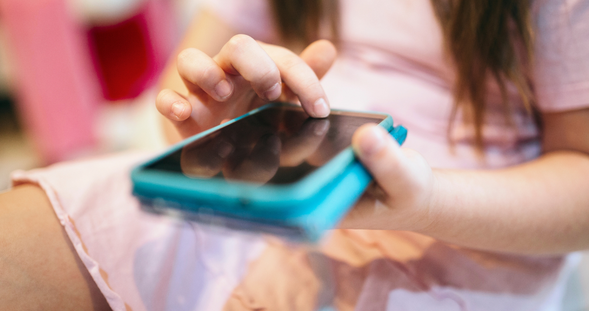 Diputados RN valoran medida del Senado de proyecto que saca los celulares de las aulas