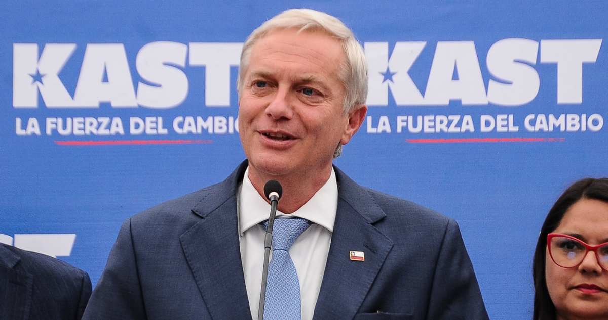 Aterrizó en Ancud: José Antonio Kast inicia su gira por la región de Los Lagos