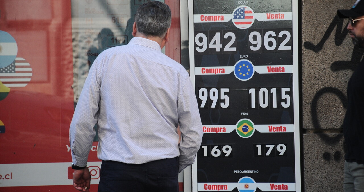 Dólar abre la semana a la baja ante alza del cobre y posible reapertura del gobierno en EEUU