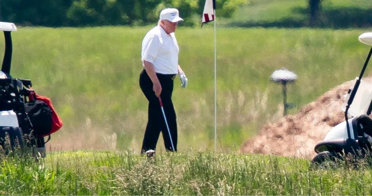Trump jugando golf en Mar-a-Lago