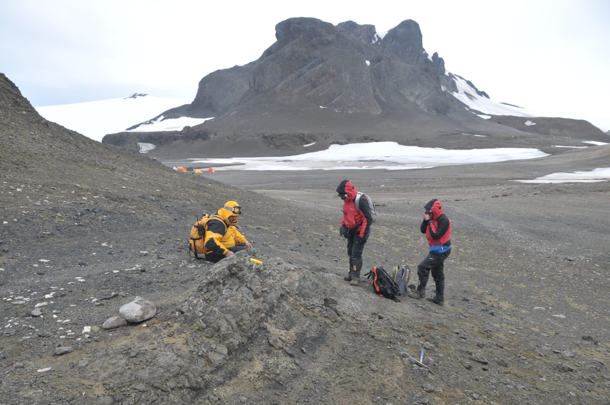 investigadores explorando la antártica