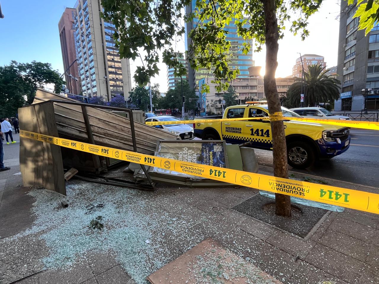 Bus RED arrasó con kiosco y semáforo en Providencia:
