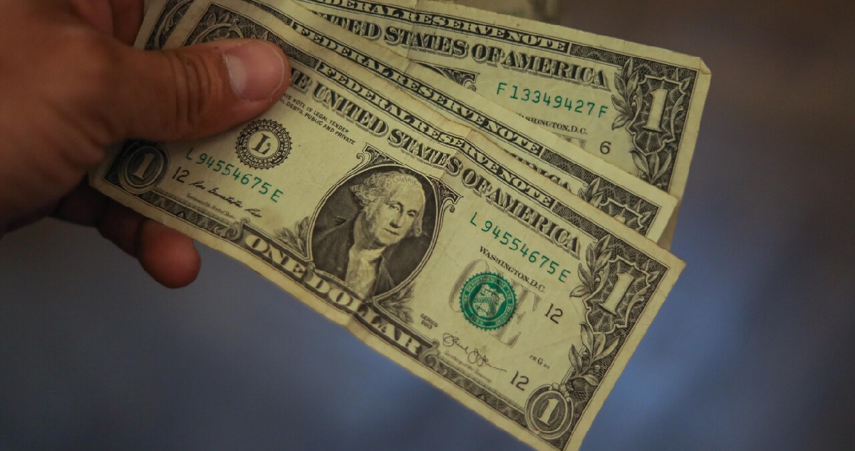 El peso chileno vuelve a ganar terreno frente a un dólar que cae y toca mínimos desde julio