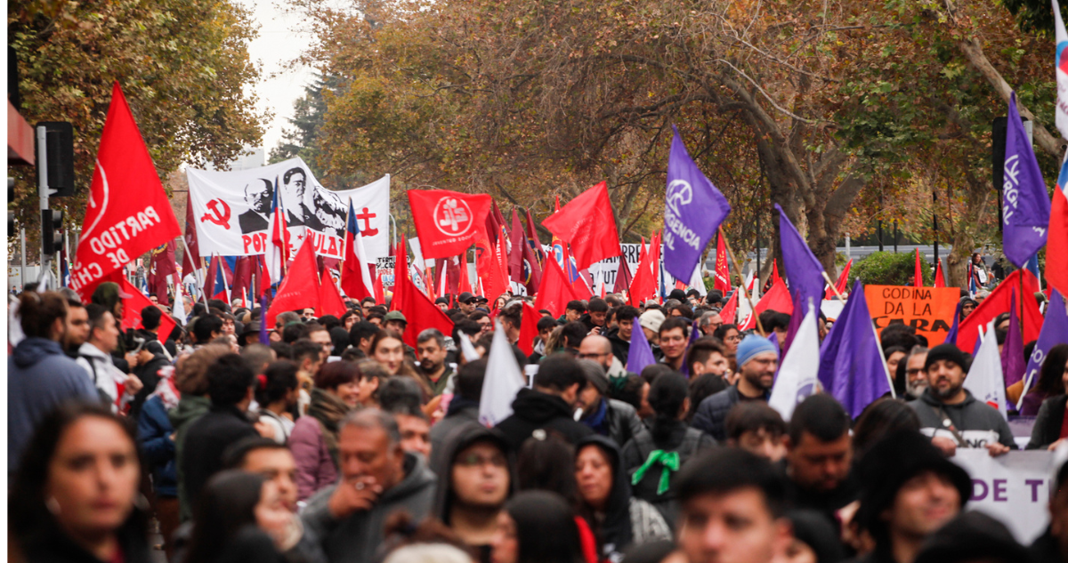 Foto de contexto de marcha con banderas rojas