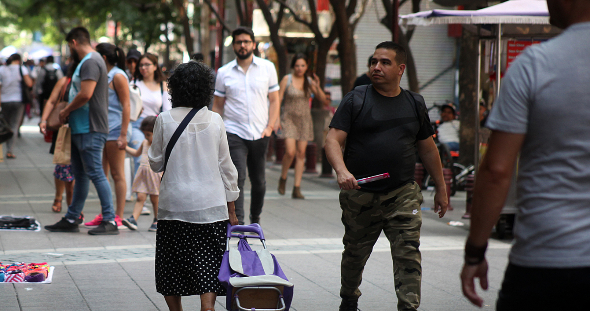Chile, uno de los dos países OCDE donde más cayeron los ingresos reales entre abril y junio de 2025