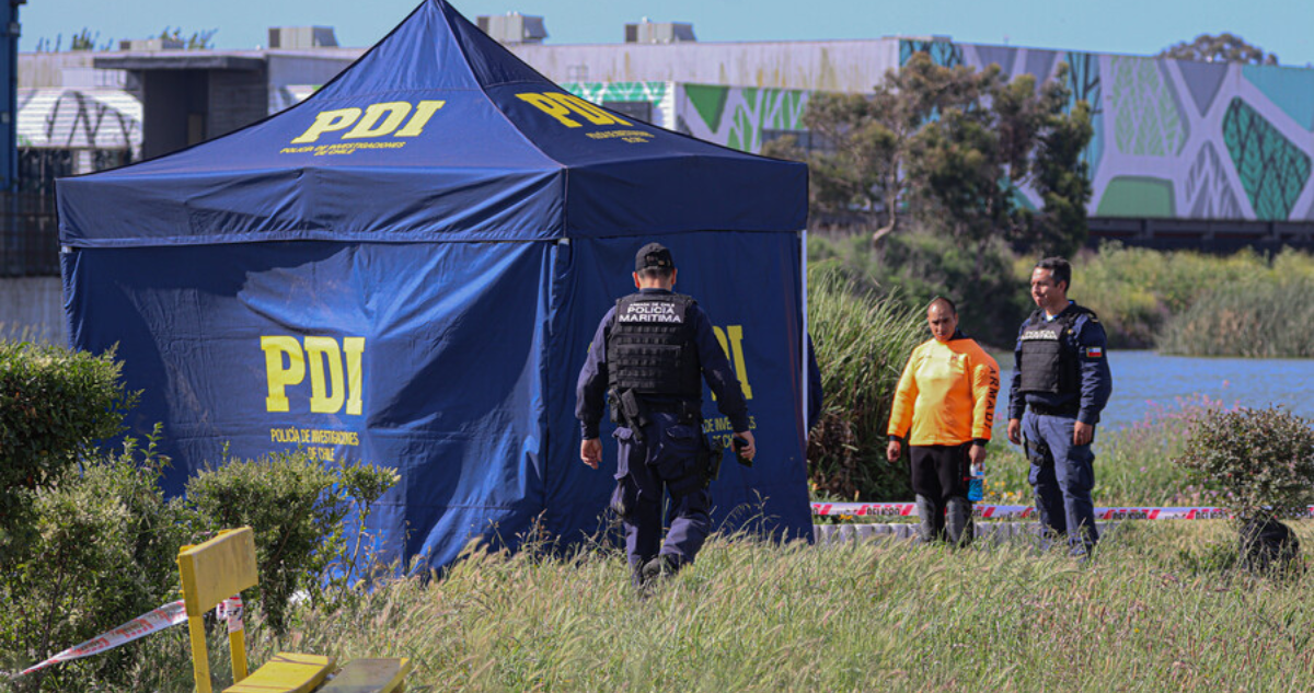 PDI trabajando en Isla Rocuant tras hallazgo de un cuerpo.