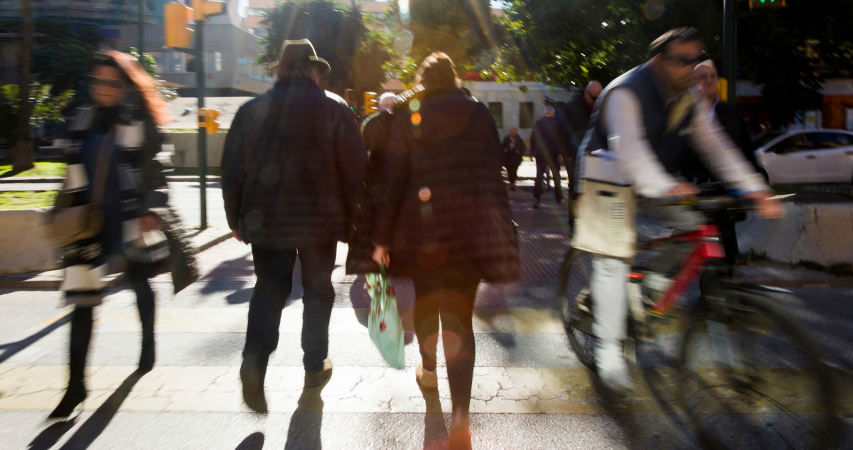Foto de contexto de personas caminando