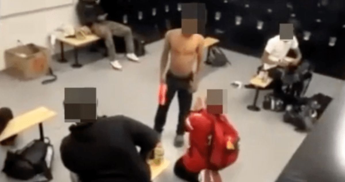 Dos estudiantes deportistas arrestados pro golpiza a compañero con necesidades especiales en EEUU