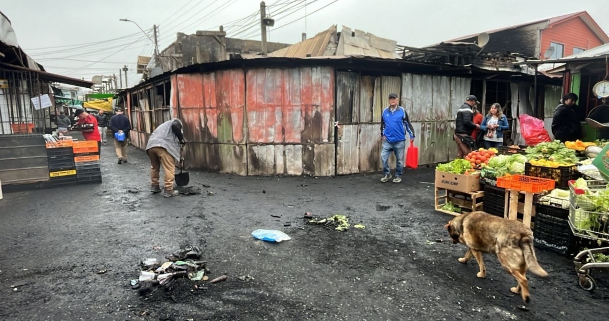 Escombros tras incendio en feria libre de Lota
