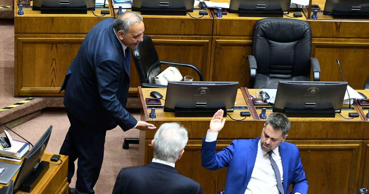 Declaran admisible querella de Espinoza contra Manouchehri: senador evalúa pedir su desafuero