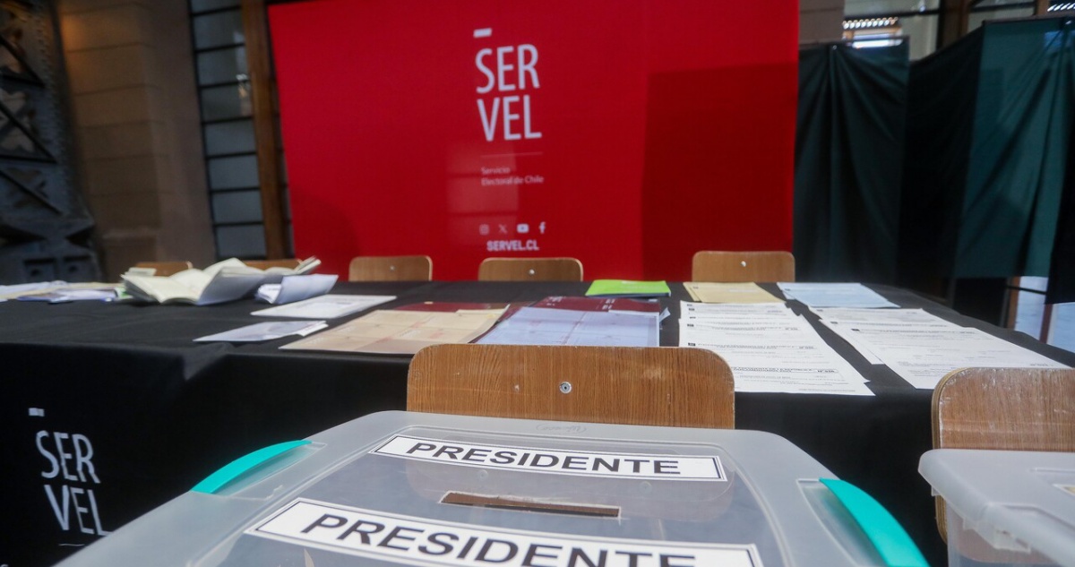 Mujer resulta herida tras sufrir una caída en el local de votación de la Estación Mapocho