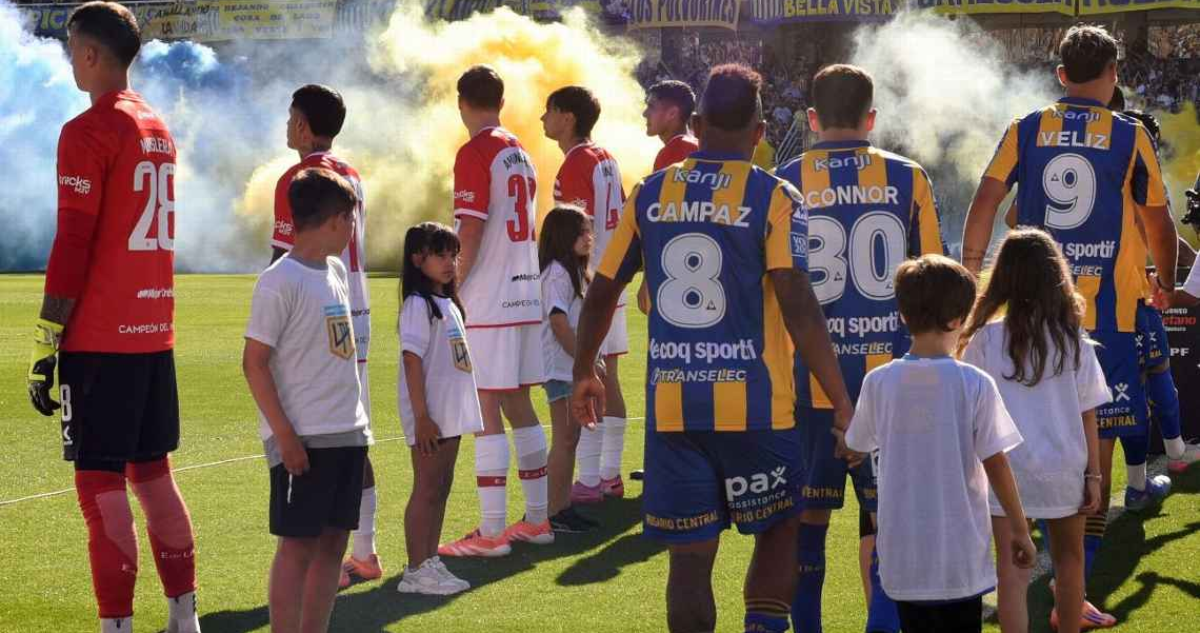 Estudiantes responde a la AFA y reconoce quién ordenó polémico pasillo de espaldas a Rosario Central