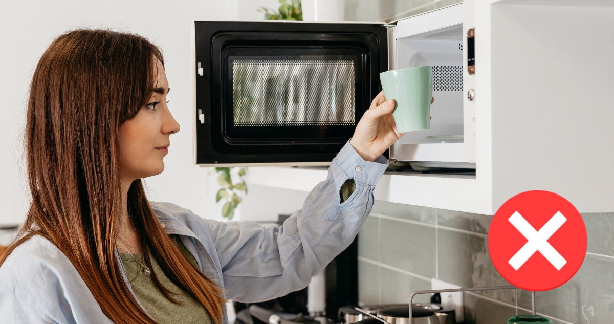 Evita sobrecalentamientos y quemaduras: por qué no deberías hervir el agua en el microondas