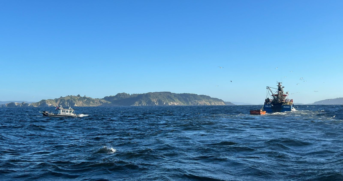 Exitoso rescate de tripulantes de embarcación que se estaba hundiendo cerca de Isla Quiriquina