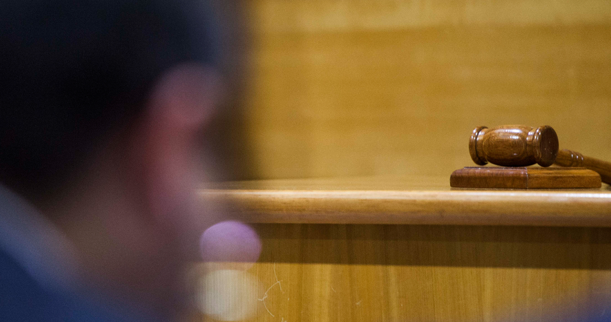 La historia del proceso que sancionó a secretaria judicial por fallos irregulares a favor de su pareja