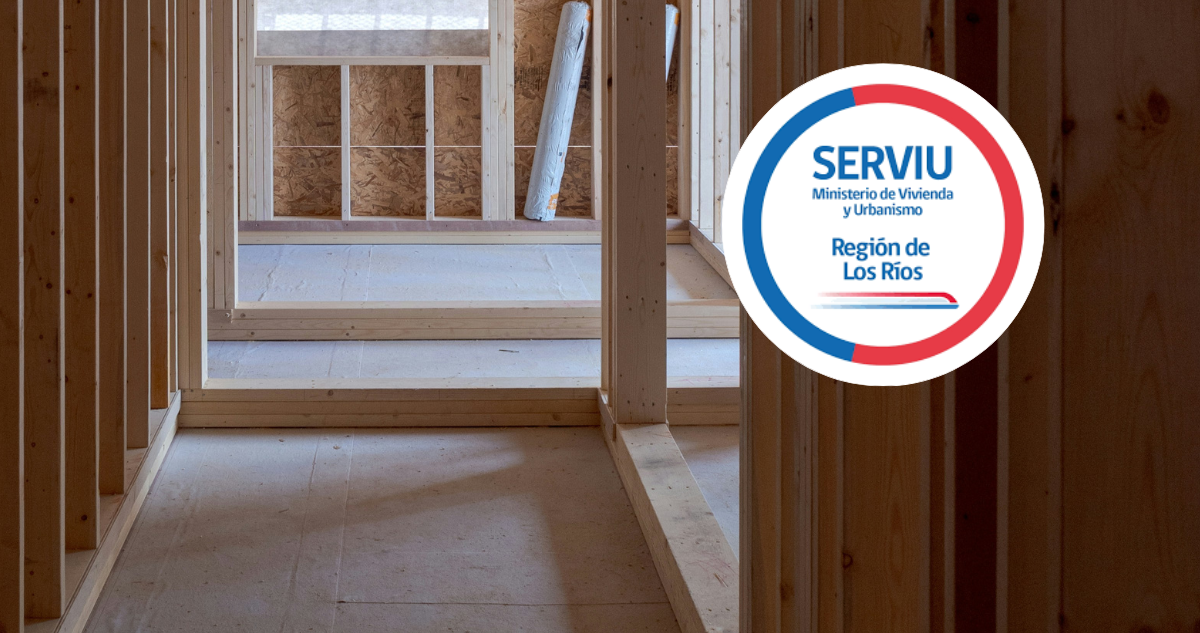 Imagen de contexto de vivienda en construcción y logo de Serviu