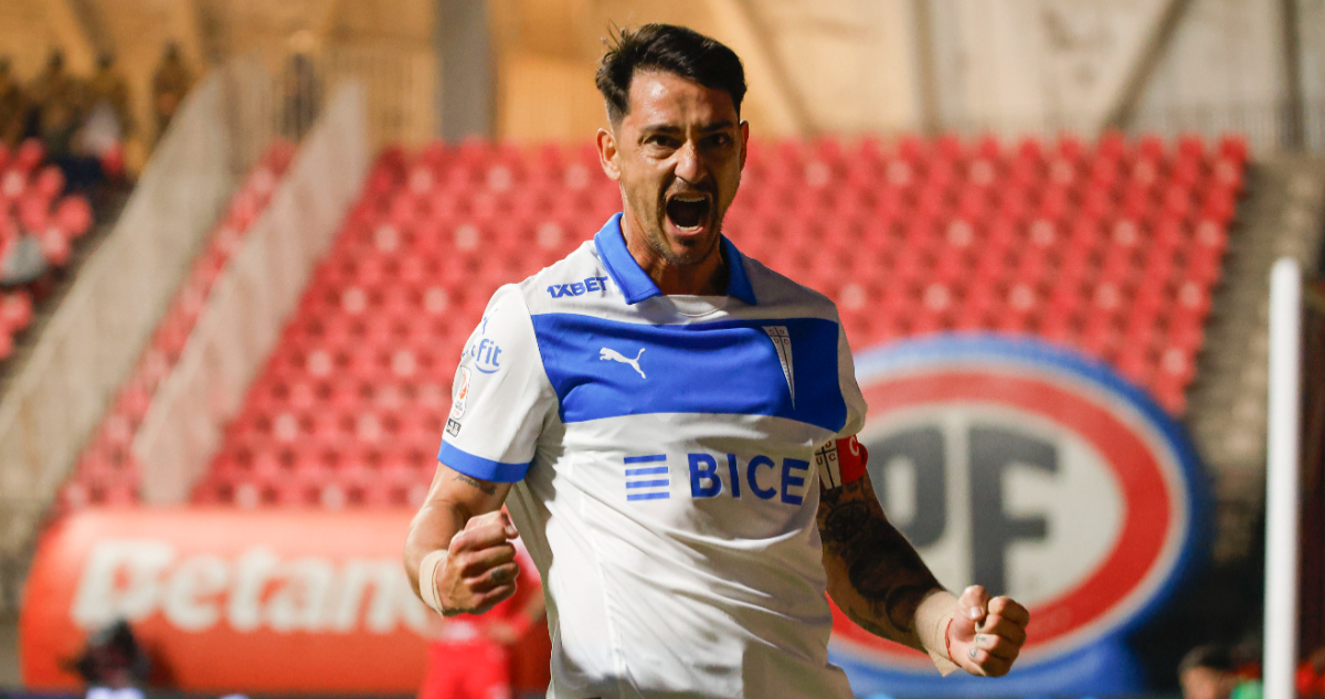 Fernando Zampedri celebra un gol en Universidad Católica