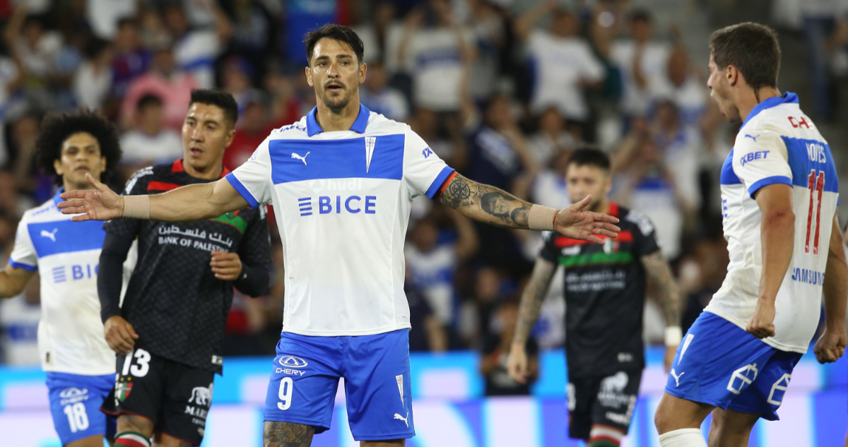 Fernando Zampedri festeja su gol en el duelo entre Universidad Católica y Palestino por fecha 28 de la Liga de Primera