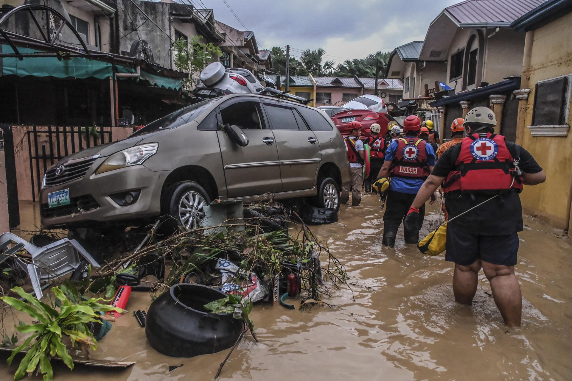 Una calle inundada tras el paso del tifón Kalmaegi en la ciudad de Cebú, Filipinas