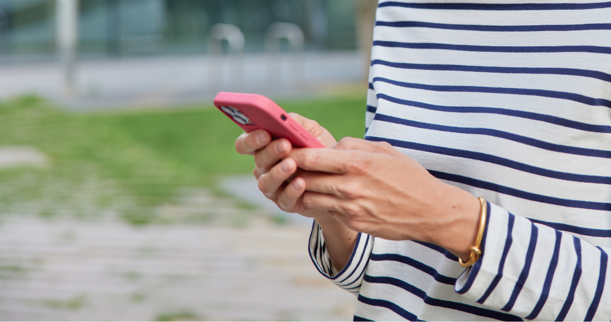 Persona utilizando un celular