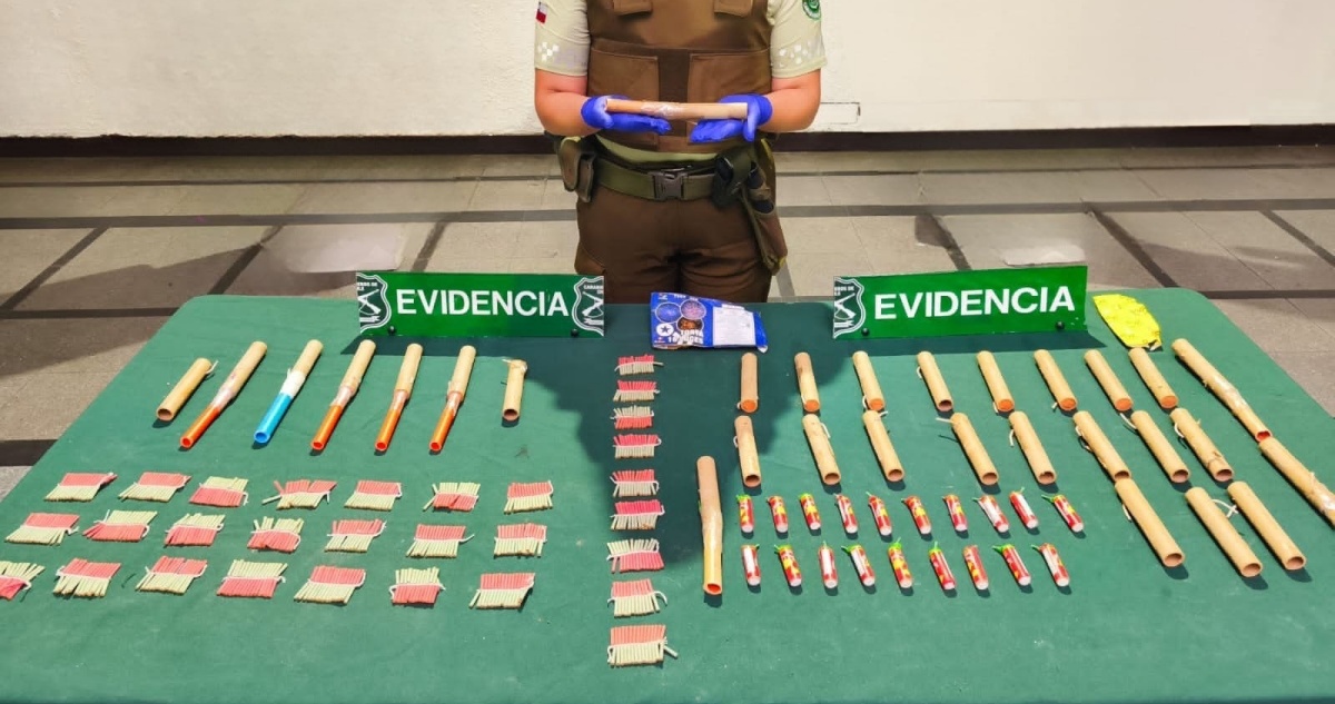 Dos detenidos en el casco histórico de Santiago: fueron sorprendidos con fuegos artificiales