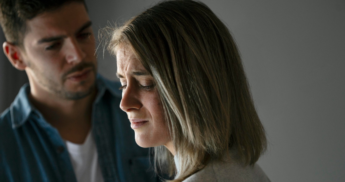 Imagen de contexto de pareja disgustada para columna sobre gaslighting