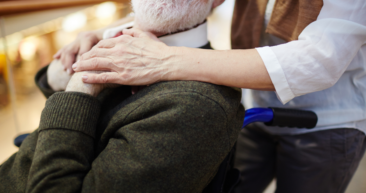 Foto de contexto de mujer cuidando a anciano
