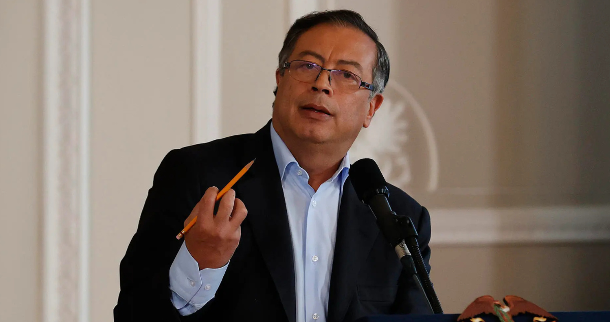 Petro defiende bombardeo en el que murieron 7 niños en Colombia y dice que no es comparable con Gaza