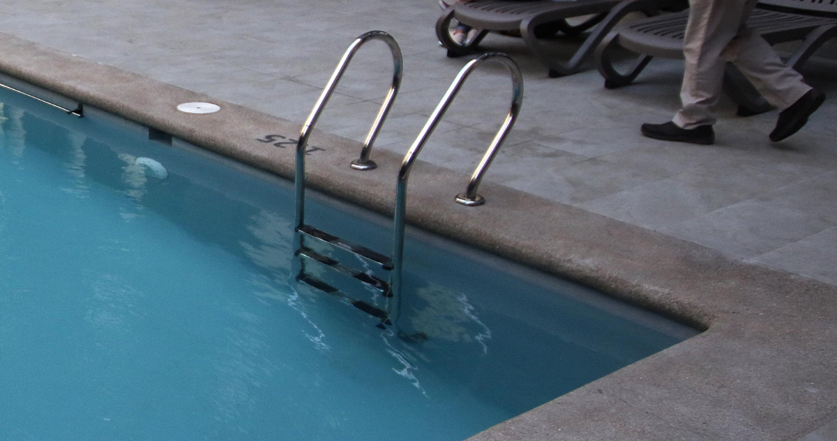 https://media.biobiochile.cl/wp-content/uploads/2025/11/hallan-muerto-a-un-trabajador-al-interior-de-una-piscina-en-mariquina-investigan-circunstancias.png