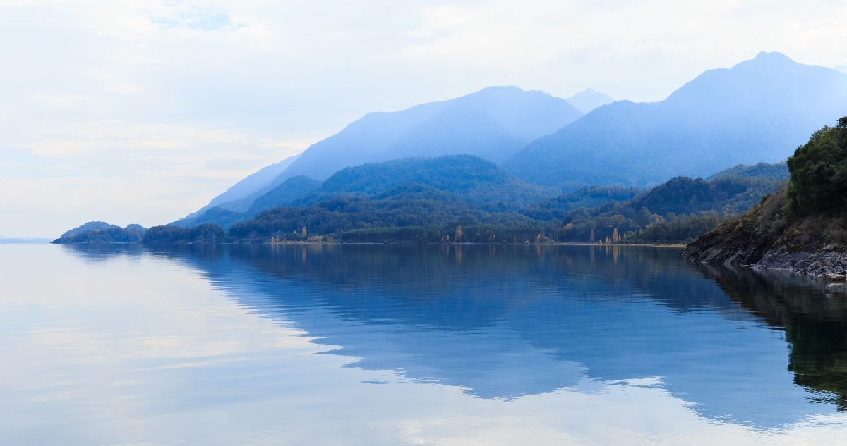 Hombre salió a pescar en bote al lago Panguipulli y no regresó: búsqueda avanza sin resultados