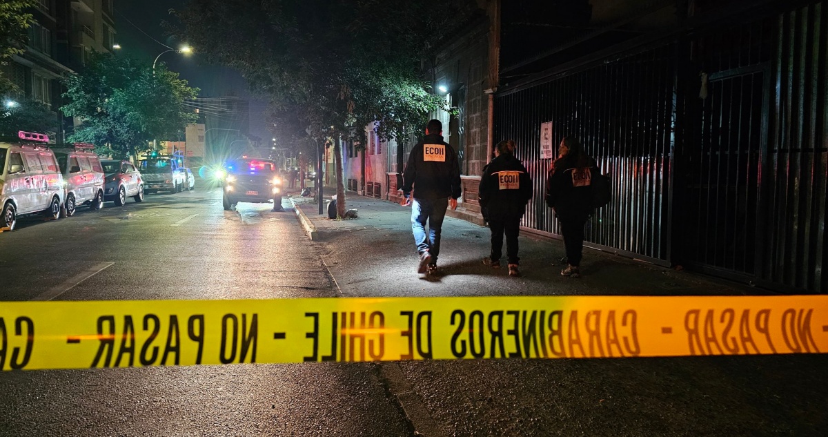 https://www.biobiochile.cl/noticias/nacional/region-metropolitana/2025/11/27/estudiante-de-arquitectura-es-asesinado-cuando-llegaba-a-su-hogar-en-el-centro-de-santiago.shtml