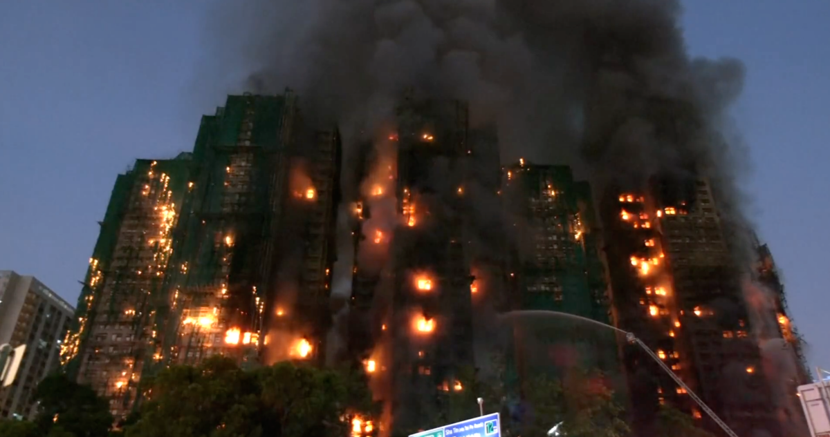Incendio destruye tres edificios de gran magnitud en Hong Kong