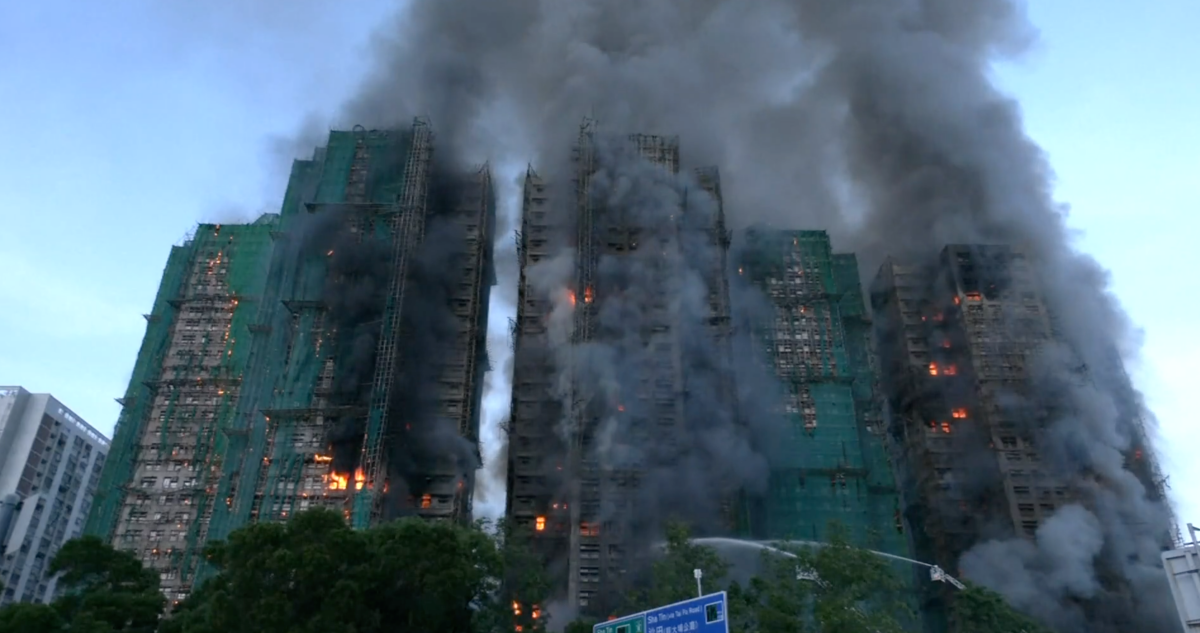 Incendio destruye tres edificios de gran magnitud en Hong Kong: hay al menos 4 muertos y ocho heridos