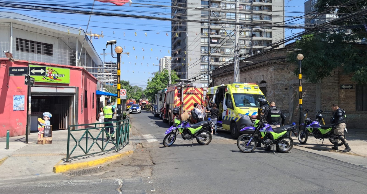 Evacúan edificio en La Cisterna por incendio en departamento: cuatro personas intoxicadas