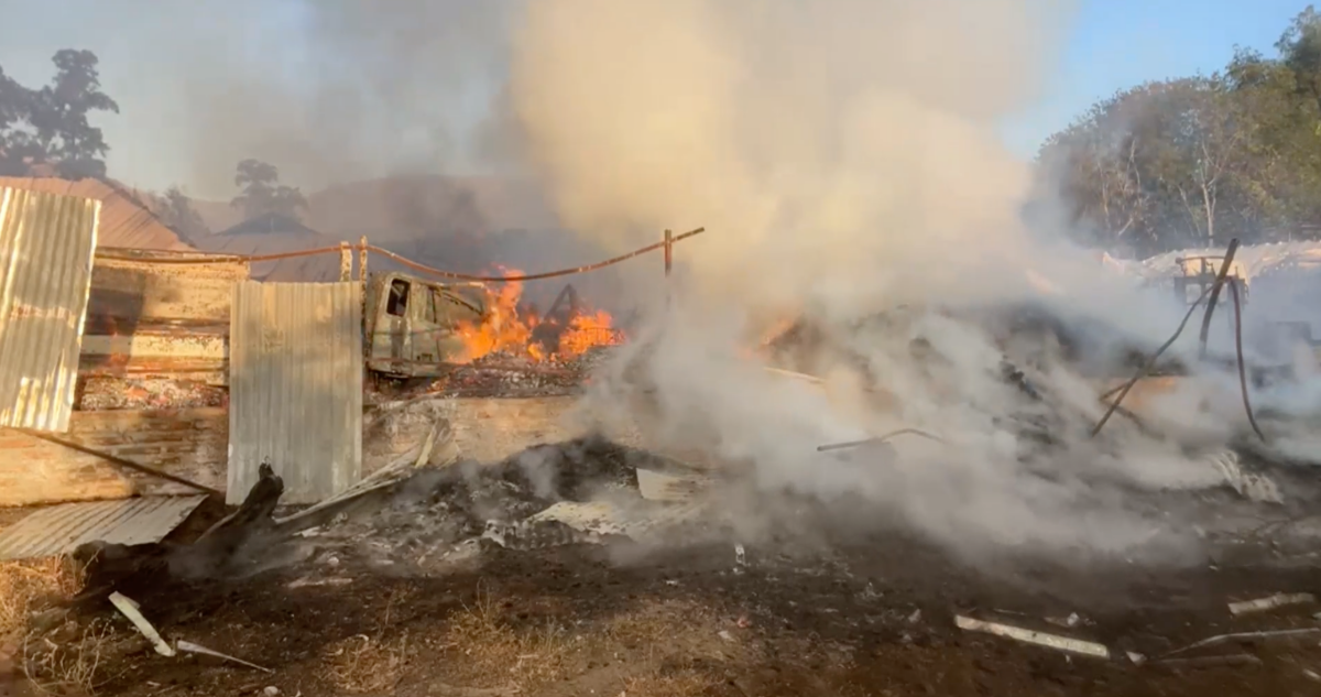 Incendio destruye empresa de pallets y varios vehículos en Lampa