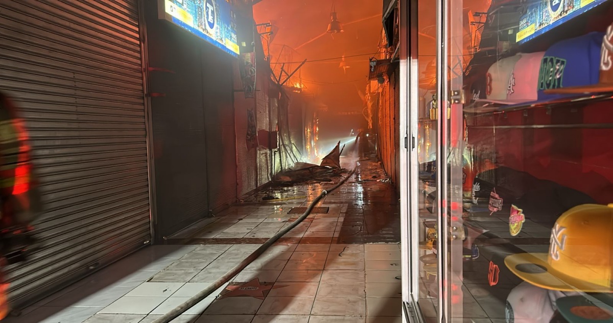 Incendio destruye más de una decena de locales en el Persa Bío Bío