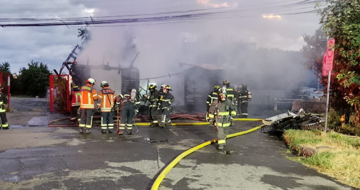Dos personas mueren calcinadas en incendio que destruyó vivienda en Temuco