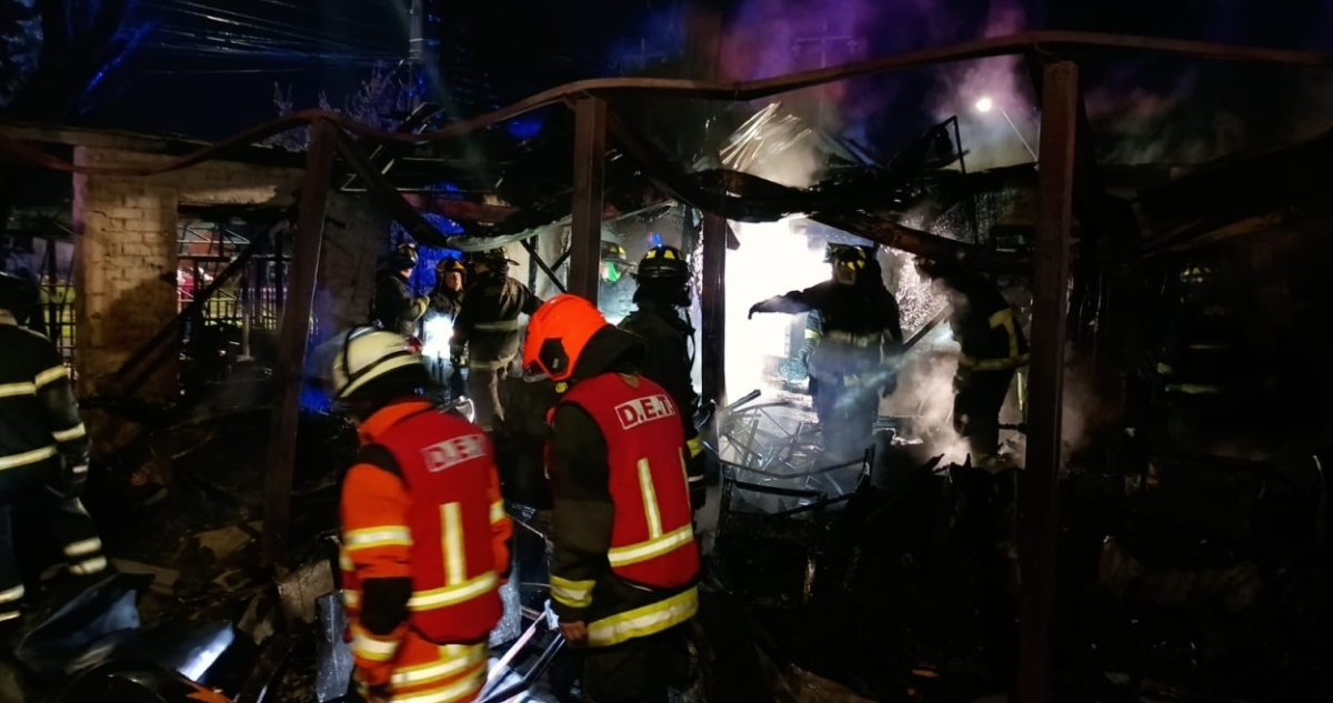 Dos casas destruidas y 11 personas damnificadas deja incendio en avenida Costanera de Temuco