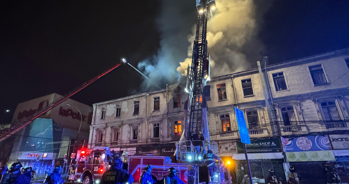 40 personas damnificadas deja incendio en edificio de tres pisos en Valparaíso