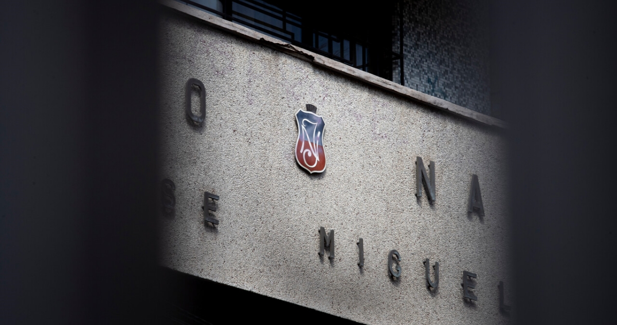 Nuevos incidentes en el Instituto Nacional: elemento incendiario impactó sala de profesores