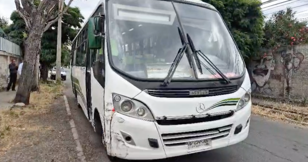 Micrero se da a la fuga con pasajeros tras atropellar a inspector municipal en San Bernardo