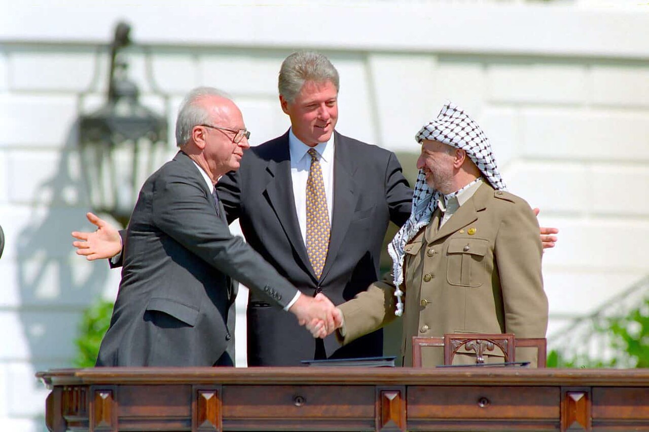 Isaac Rabin, Bill Clinton, y Yasser Arafat durante la firma de los Acuerdos de Oslo en la Casa Blanca, el 13 de septiembre de 1993
