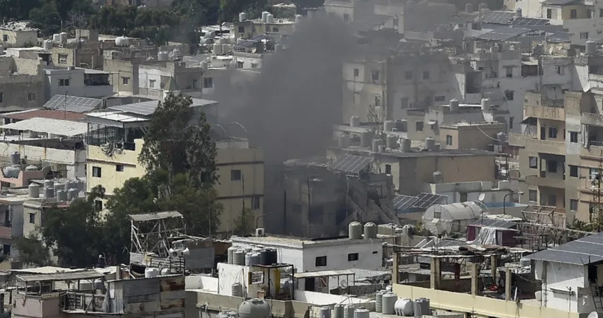 Humo en el campo de refugiados palestinos de Ain al-Hilweh en Sidón, Líbano | EFE