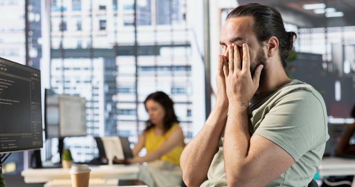 “Me quiero ir, pero no ahora”: qué es el “job hugging”, la tendencia laboral que se asoma en Chile