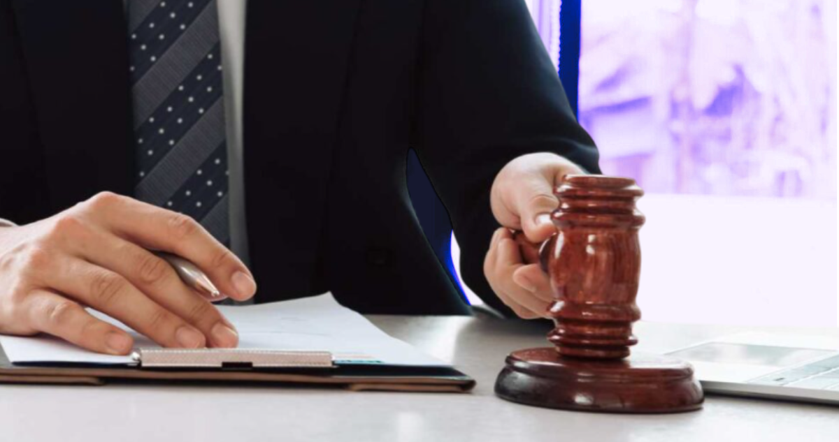 Imagen de un profesional de las leyes en un escritorio