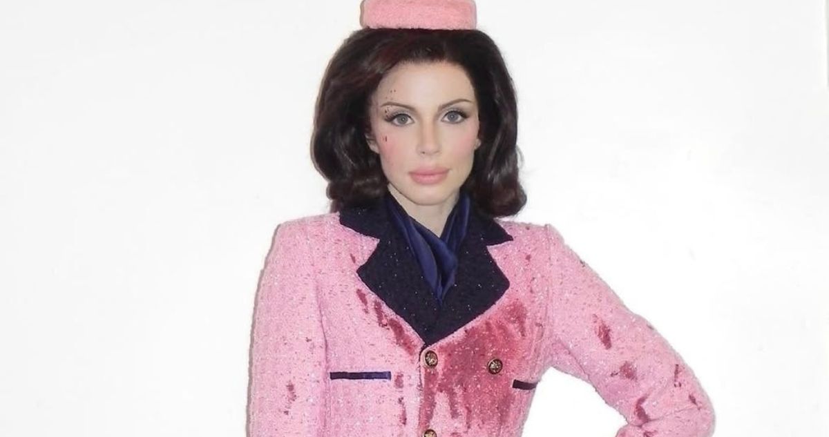 “Repugnante y desesperado”: Julia Fox genera polémica por disfraz ensangrentado de Jackie Kennedy