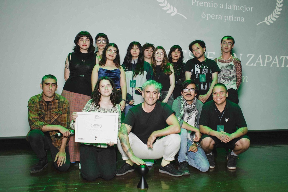 Jurado joven entrega premio a Al oeste, en Zapata de David Bim. Crédito: Tom Chenette